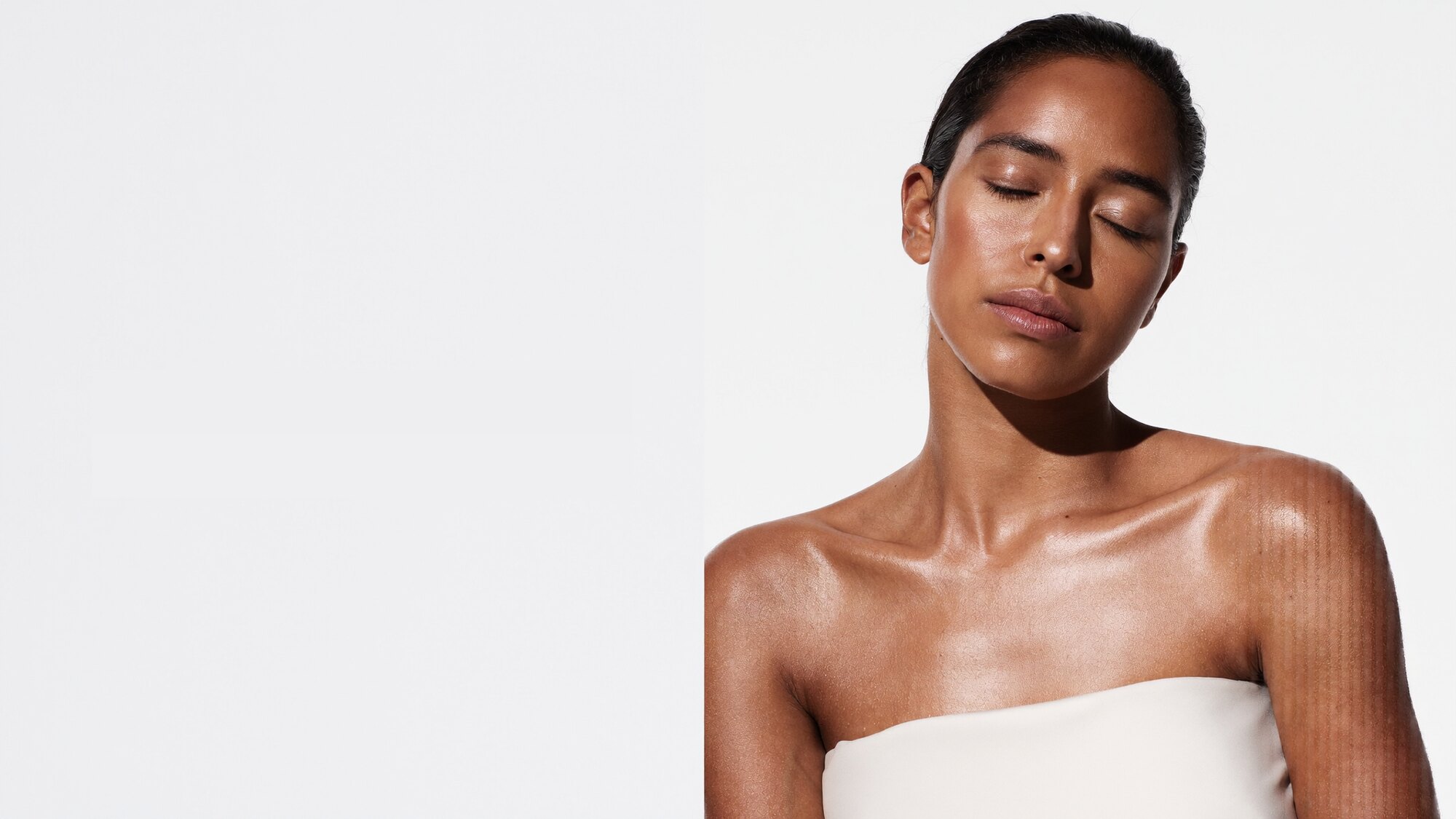 Mujer colombiana en campaña de Skin V, luz de estudio sobre fondo blanco