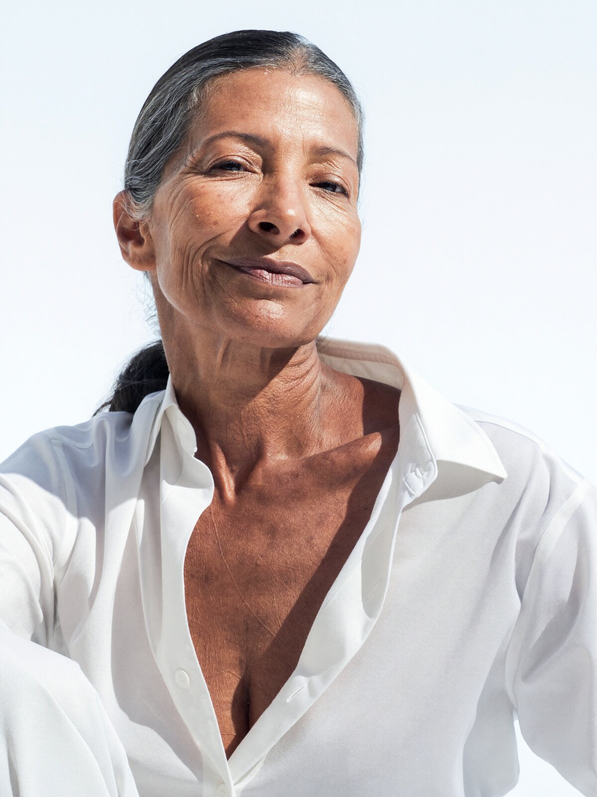 Mujer de cincuenta y tantos en campaña de Skin V